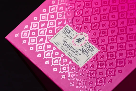 Detalle de acabado en caja rígida personalizada — detalle 1