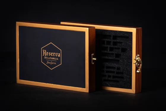 Detalle de acabado en caja rígida personalizada — detalle 17